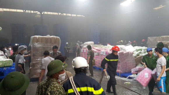 Toàn cảnh đám cháy lớn xảy ra tại công ty Diana ảnh 9