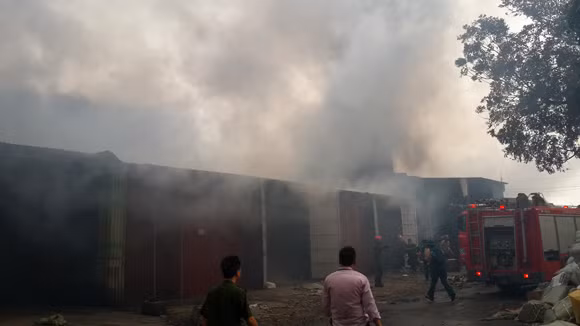 Toàn cảnh đám cháy lớn xảy ra tại công ty Diana ảnh 11