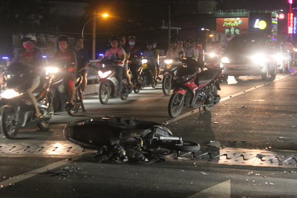 Tông xe kinh hoàng trên cầu vượt thép, 1 người bị thương nặng ảnh 1