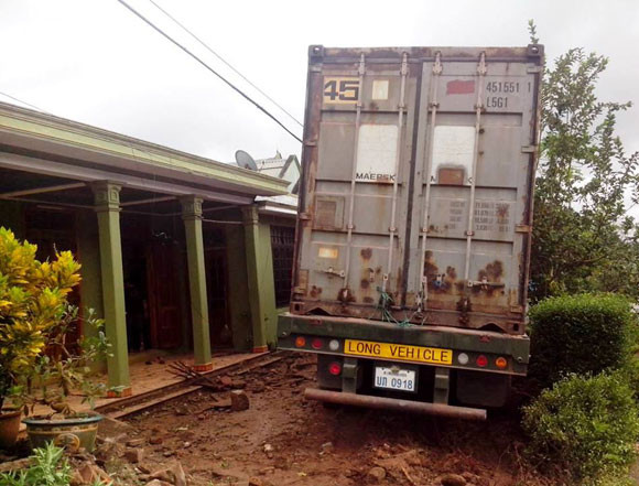 Mất lái, xe chở gỗ lao vào nhà dân ảnh 1