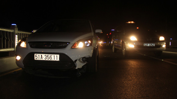 Tông xe kinh hoàng trên cầu vượt thép, 1 người bị thương nặng ảnh 2