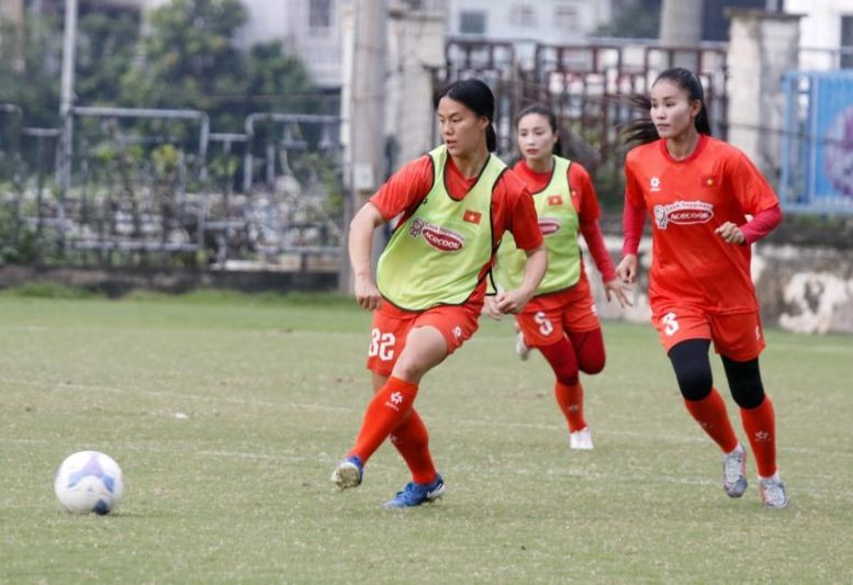 Nam Mi (trái) chưa có duyên cùng ĐT nữ Việt Nam