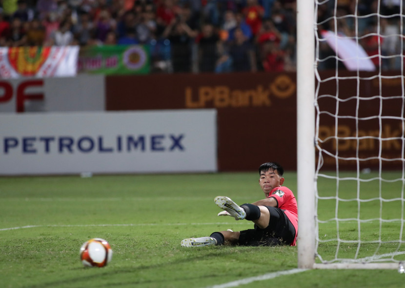 Bóng đi trúng cột dọc đáng tiếc sau cú sút 11m của Đoàn Văn Hậu Bóng đi trúng cột dọc đáng tiếc sau cú sút 11m của Đoàn Văn Hậu