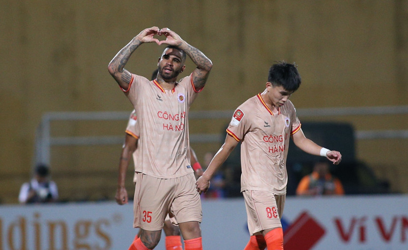 Jhon Cley (trái) ấn định chiến thắng 2-1 cho CAHN Jhon Cley (trái) ấn định chiến thắng 2-1 cho CAHN