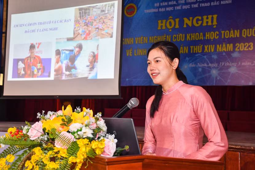 Ánh Viên xinh đẹp trong tà áo dài khi thuyết trình