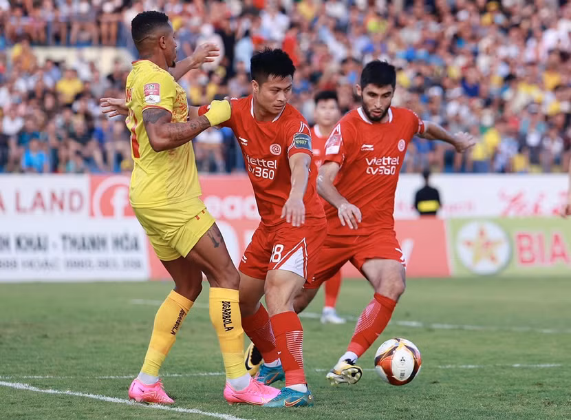 Viettel FC (đỏ) thua đáng tiếc trước Thanh Hóa (Ảnh: VNN)