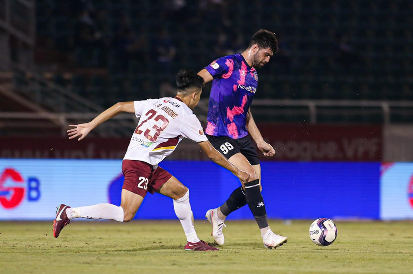 Sài Gòn FC (áo tím) đẩy CLB TP.HCM xuống cuối bảng (Ảnh: SGFC)