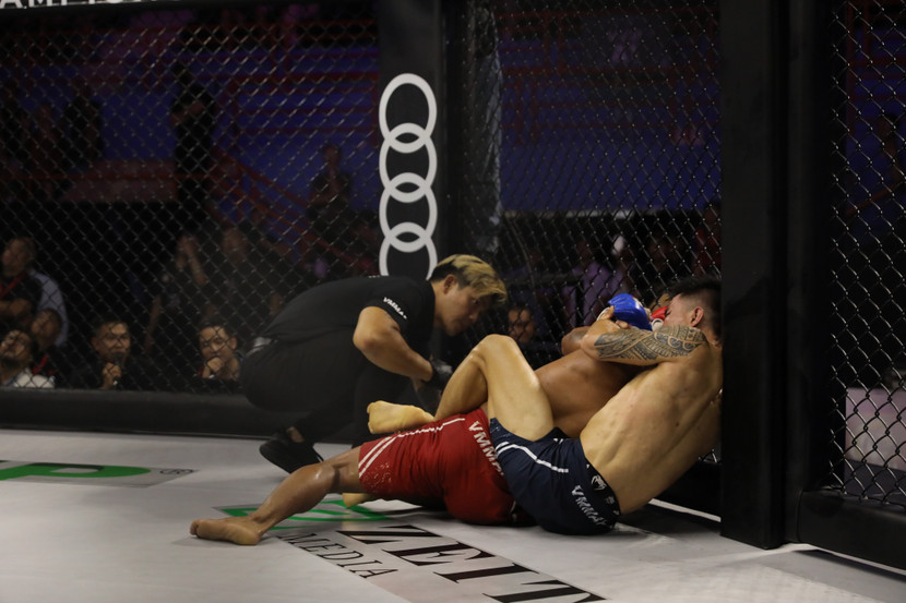 Văn Nam thực hiện kỹ thuật siết cổ sau đối thủ Văn Nam thực hiện kỹ thuật siết cổ sau đối thủ