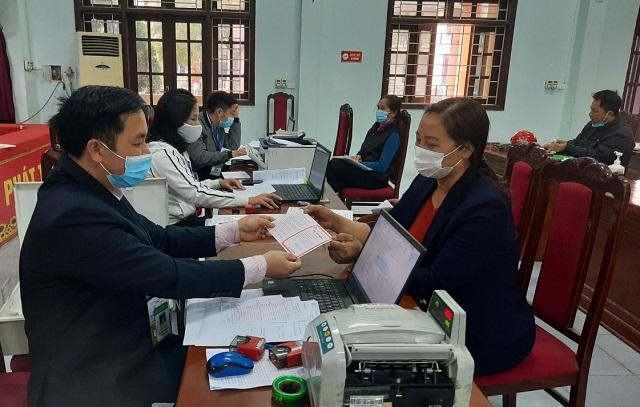 Ngân hàng Chính sách xã hội giải ngân vốn để phát triển sản xuất Ngân hàng Chính sách xã hội giải ngân vốn để phát triển sản xuất