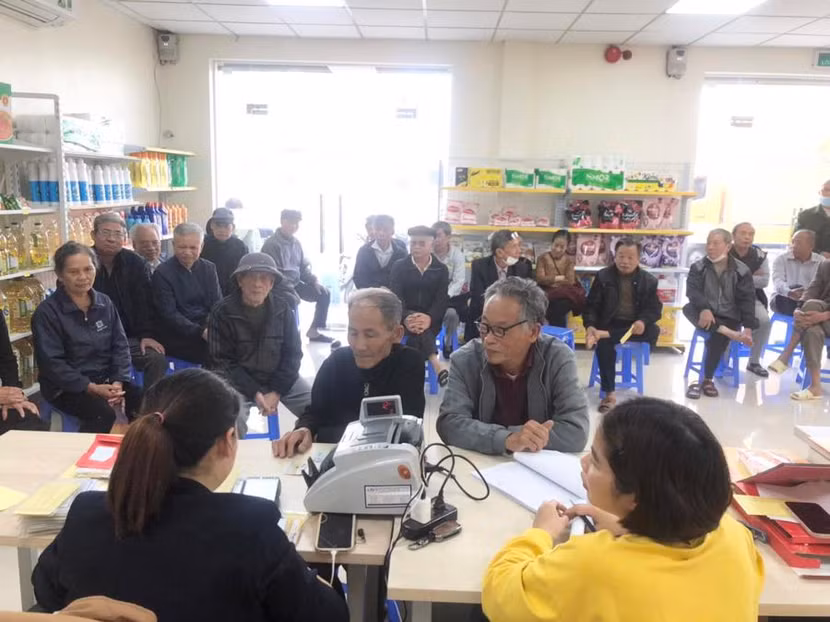 Cơ quan chức năng thực hiện việc chi trả lương hưu hằng tháng