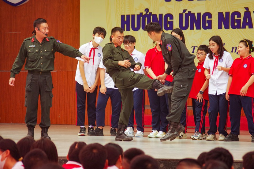 Cảnh sát cơ động CATP Hà Nội hướng dẫn học sinh kỹ năng phòng chống xâm hại, bạo lực học đường Cảnh sát cơ động CATP Hà Nội hướng dẫn học sinh kỹ năng phòng chống xâm hại, bạo lực học đường