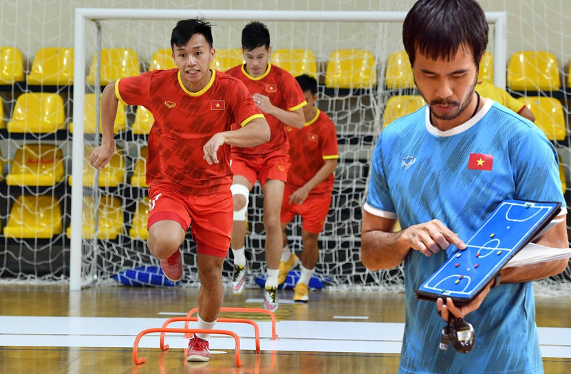 Thầy trò HLV Phạm Minh Giang tích cực chuẩn bị cho trận gặp Brazil