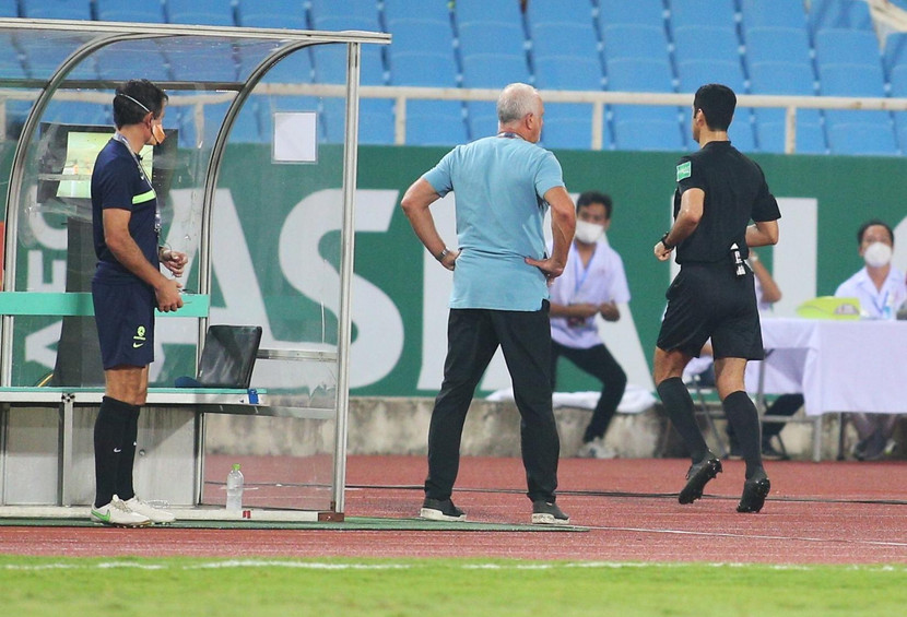 HLV Graham Arnold lo lắng trước tình huống Australia có thể bị thổi 11m HLV Graham Arnold lo lắng trước tình huống Australia có thể bị thổi 11m