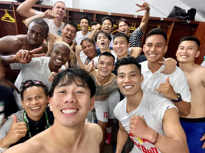 Không khí tưng bừng trong phòng thay đồ HAGL sau trận Không khí tưng bừng trong phòng thay đồ HAGL sau trận