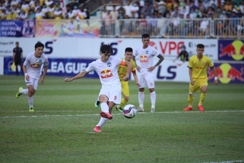 Văn Toàn ghi bàn trên chấm 11m vào lưới Nam Định