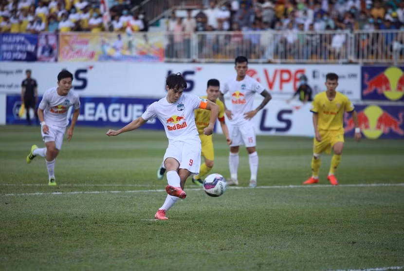 Văn Toàn ghi bàn trên chấm 11m vào lưới Nam Định