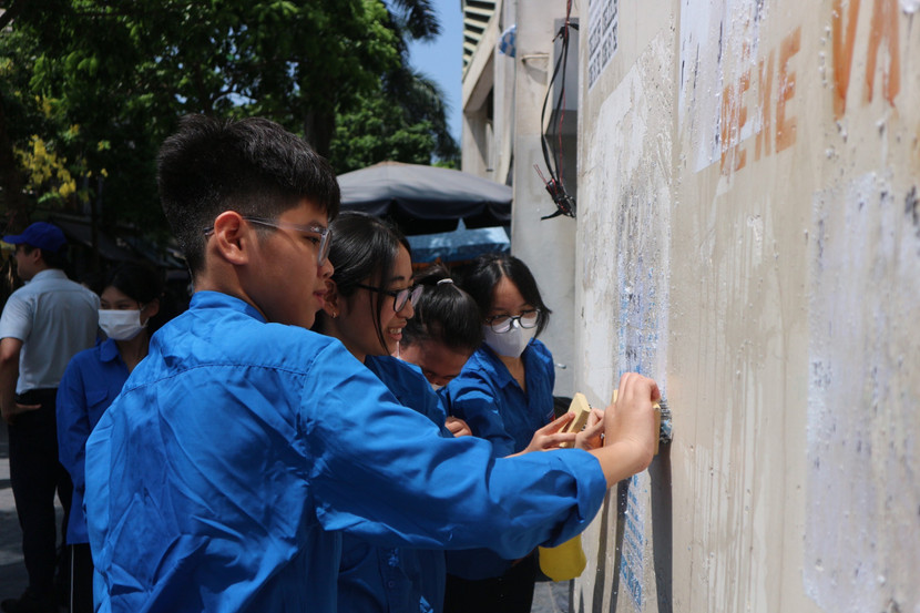 Đoàn viên, thanh niên ra quân bóc xóa quảng cáo rao vặt