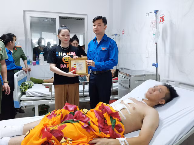 Đồng chí Nguyễn Minh Triết trao tặng Huy hiệu "Tuổi trẻ dũng cảm" cho cán bộ, chiến sĩ đang điều trị vết thương