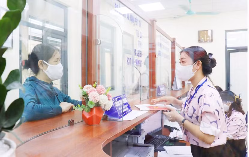 Công chức cấp phường ở Hà Nội giải quyết thủ tục hành chính cho người dân Công chức cấp phường ở Hà Nội giải quyết thủ tục hành chính cho người dân