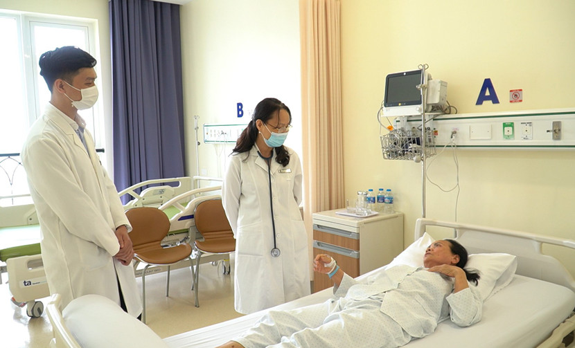 Bà Vân bày tỏ với bác sĩ những triệu chứng khó chịu trước đây đã hết sau khi thay van tim qua da. Bà Vân bày tỏ với bác sĩ những triệu chứng khó chịu trước đây đã hết sau khi thay van tim qua da.