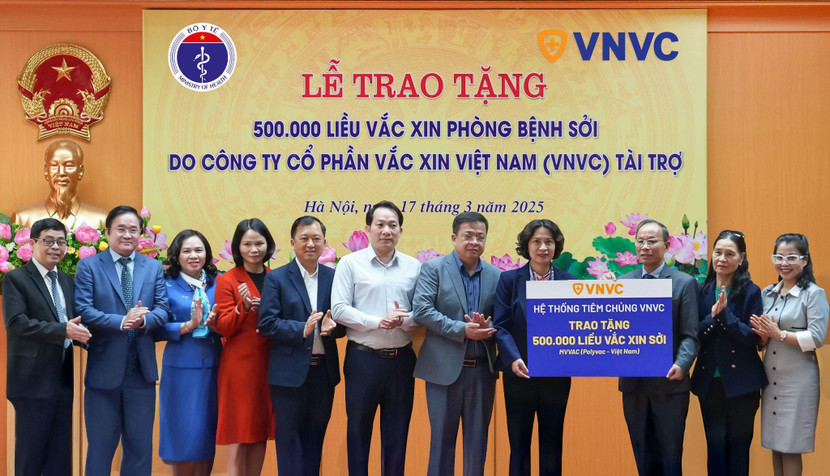 ThS.BS Nghiêm Trần Dũng, đại diện Hệ thống tiêm chủng VNVC trao 500.000 liều vaccine MVVAC phòng bệnh sởi cho Thứ trưởng Bộ Y tế Nguyễn Thị Liên Hương nhằm hỗ trợ công tác phòng chống dịch
