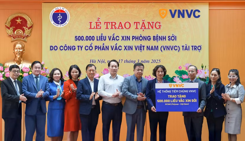 ThS.BS Nghiêm Trần Dũng, đại diện Hệ thống tiêm chủng VNVC trao 500.000 liều vaccine MVVAC phòng bệnh sởi cho Thứ trưởng Bộ Y tế Nguyễn Thị Liên Hương nhằm hỗ trợ công tác phòng chống dịch