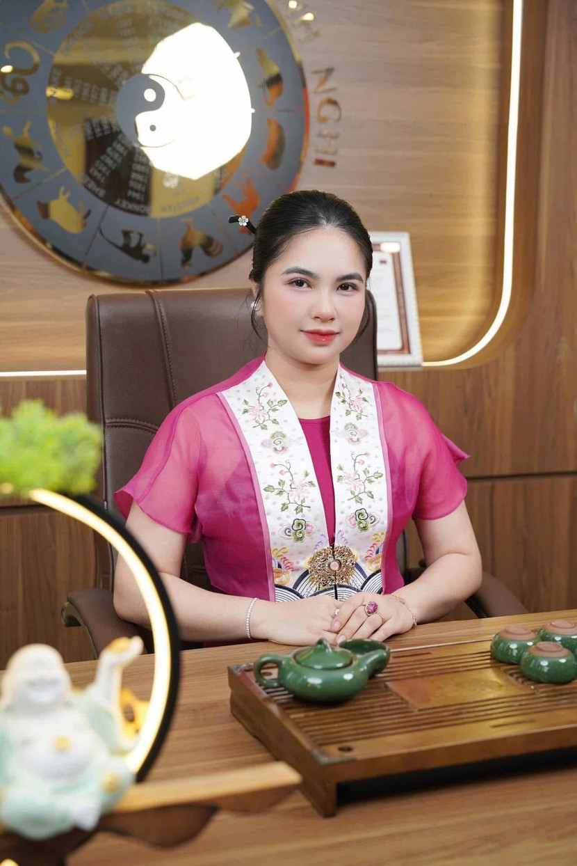 "Điều khiến chúng tôi hạnh phúc nhất không chỉ là mang đến vẻ đẹp tự nhiên, mà còn là lắng nghe những chia sẻ đầy xúc động từ khách hàng. Nhiều khách hàng đã bày tỏ rằng, sau khi thay đổi dáng chân mày phù hợp phong thủy, họ cảm thấy tự tin hơn, tinh thần lạc quan hơn, và cuộc sống cũng dần trở nên tích cực, thuận lợi.” – Cô Hạnh Nghi chia sẻ