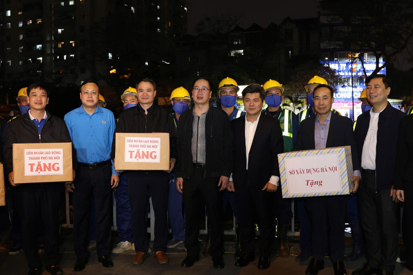 Lãnh đạo LĐLĐ thành phố Hà Nội và Sở Xây dựng thành phố Hà Nội tặng quà cho các xí nghiệp thuộc Công ty TNHH Một thành viên Thoát nước Hà Nội Lãnh đạo LĐLĐ thành phố Hà Nội và Sở Xây dựng thành phố Hà Nội tặng quà cho các xí nghiệp thuộc Công ty TNHH Một thành viên Thoát nước Hà Nội