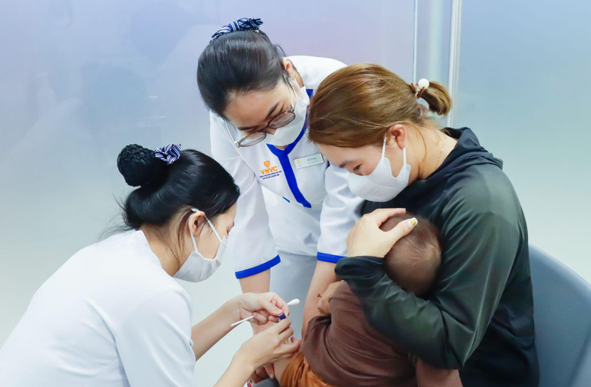 VNVC hưởng ứng chiến dịch tiêm vaccine sởi cho trẻ từ 1-10 tuổi do Sở Y tế TP.HCM khởi xướng năm 2024, nhằm nâng cao tỷ lệ miễn dịch và bảo vệ sức khỏe trẻ nhỏ.