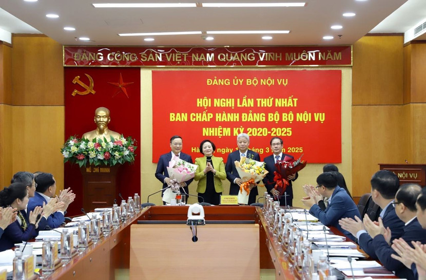 Bộ trưởng Phạm Thị Thanh Trà chúc mừng nhân sự tham gia Ban Chấp hành Đảng bộ, Ủy ban kiểm tra Đảng bộ Bộ Nội vụ