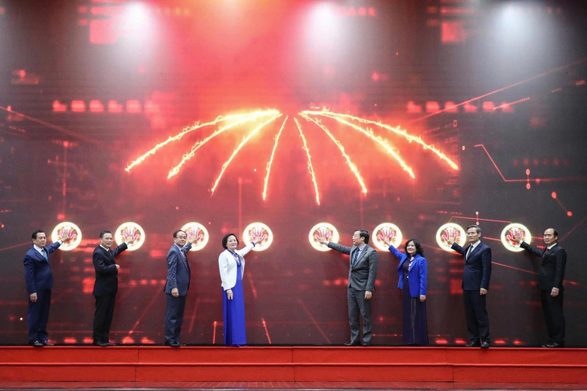 Bộ trưởng Phạm Thị Thanh Trà cùng các Thứ trưởng thực hiện nghi lễ bấm nút ra mắt Bộ Nội vụ mới