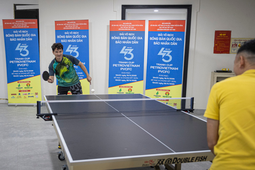 Vận động viên giao lưu bóng bàn trên thiết bị thi đấu đạt chuẩn Olympic Vận động viên giao lưu bóng bàn trên thiết bị thi đấu đạt chuẩn Olympic