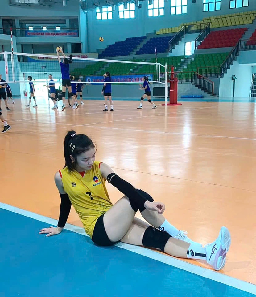 Hà Kiều Vy trên sân tập