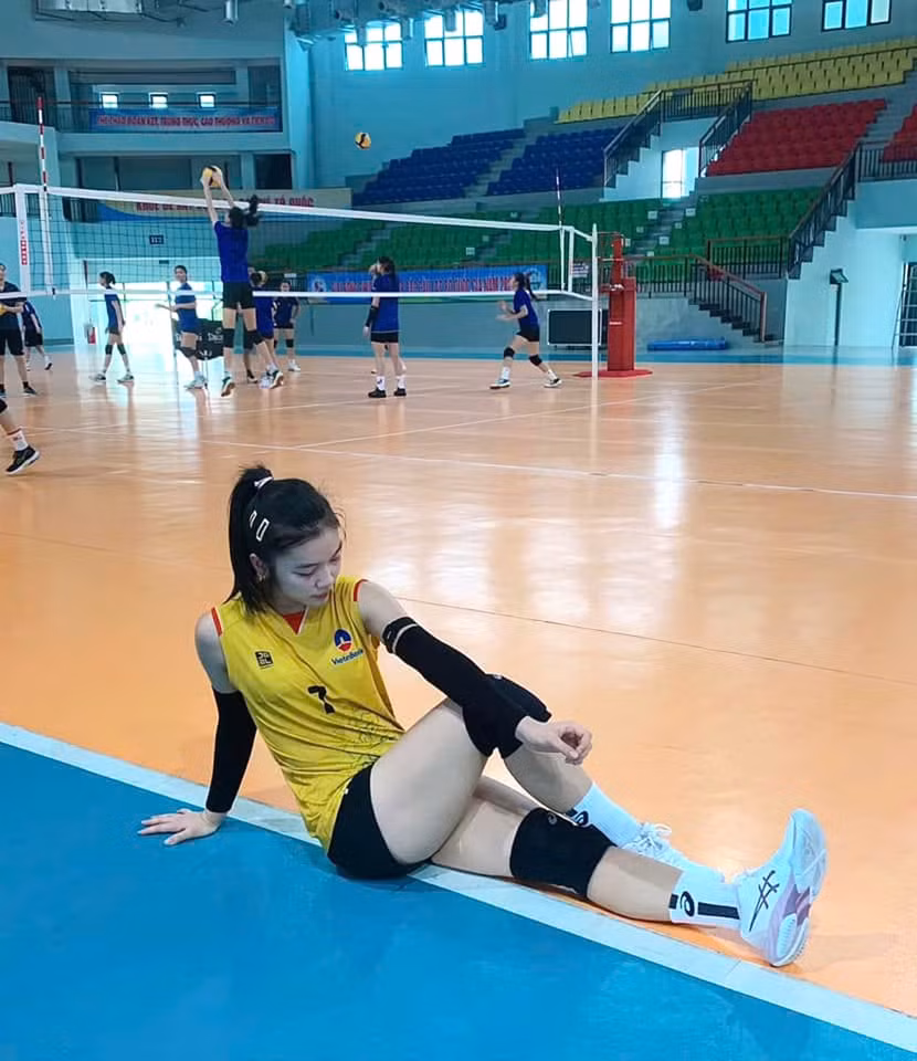 Hà Kiều Vy trên sân tập Hà Kiều Vy trên sân tập