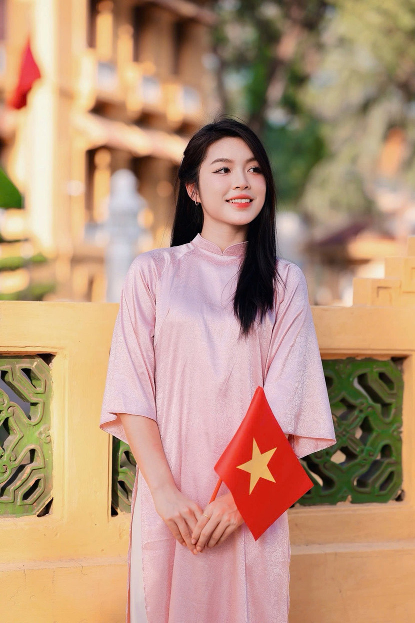 Kiều Vy xinh đẹp cùng tà áo dài