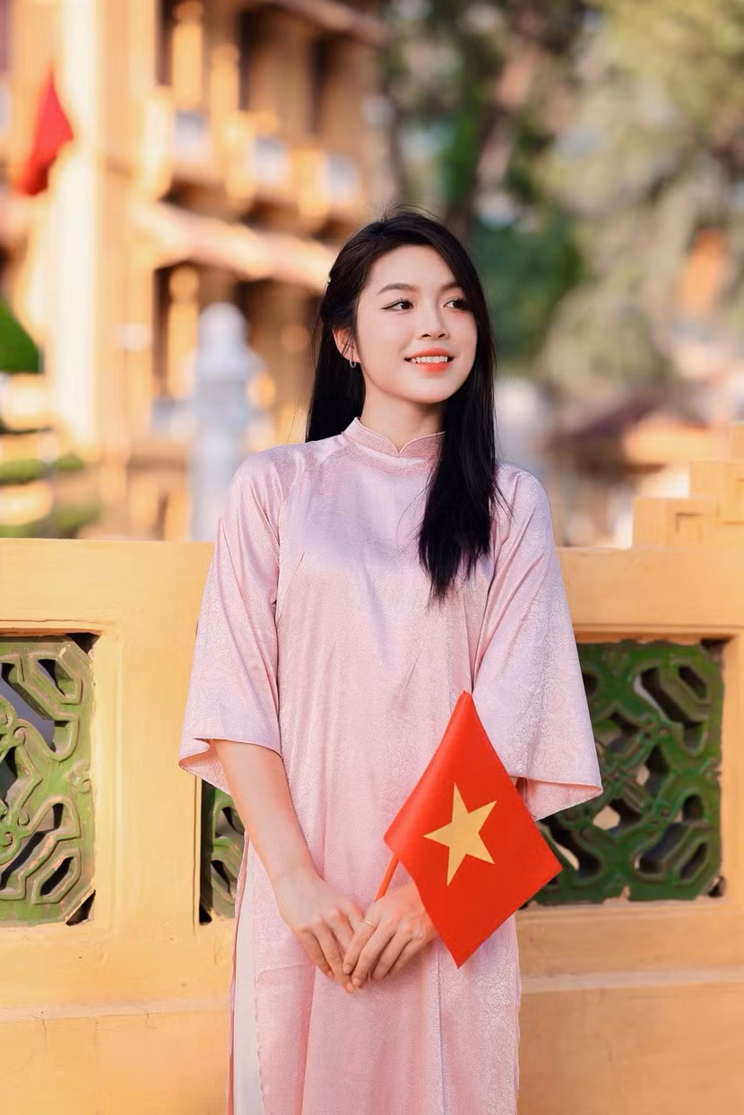 Kiều Vy xinh đẹp cùng tà áo dài Kiều Vy xinh đẹp cùng tà áo dài