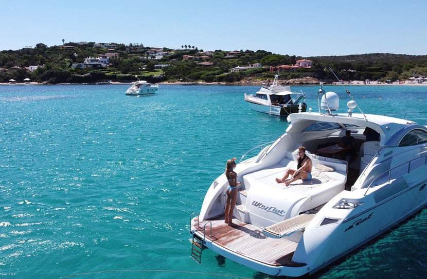 Chiếc du thuyền nhỏ của trung vệ Hà Lan Chiếc du thuyền nhỏ của trung vệ Hà Lan