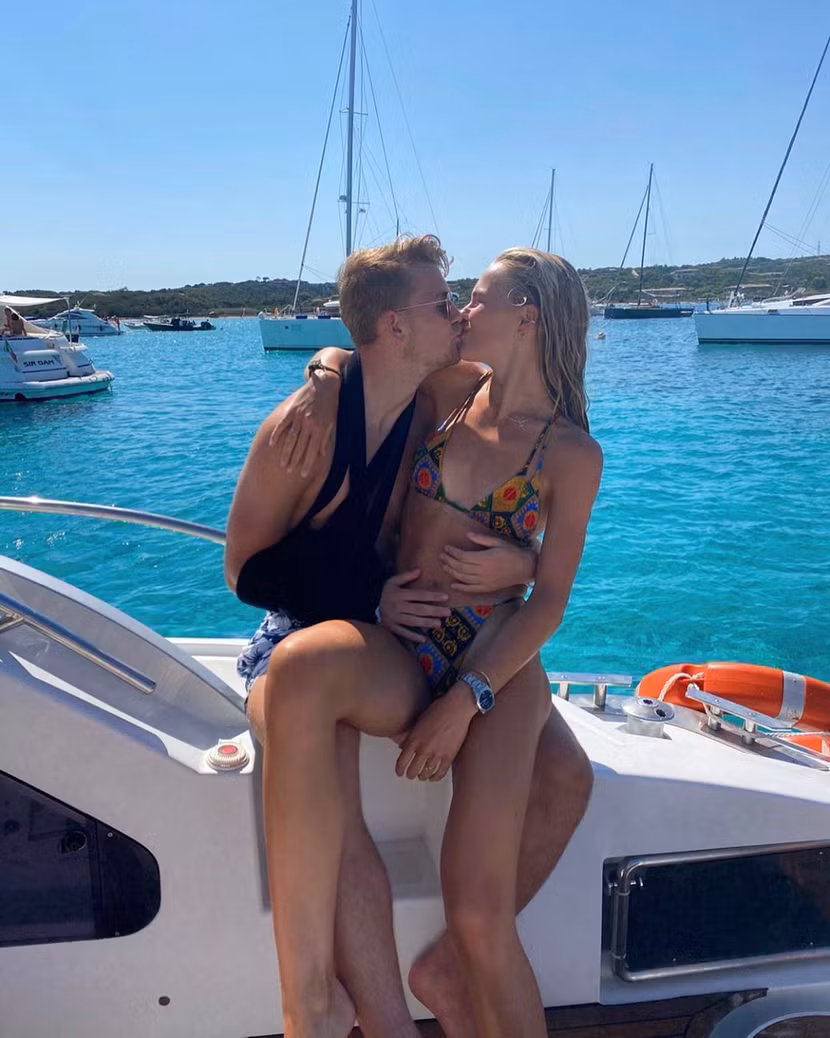 De Ligt say đắm hôn bạn gái