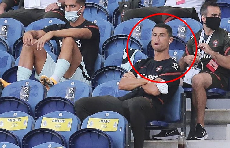 Ronaldo thản nhiên không đeo khẩu trang trên khán đài xem ĐT Bồ Đào Nha Ronaldo thản nhiên không đeo khẩu trang trên khán đài xem ĐT Bồ Đào Nha