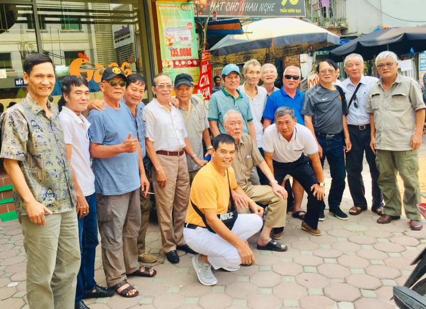 Ông Trần Đình Du (ngồi giữa) và đội hình các cựu cầu thủ CAHN