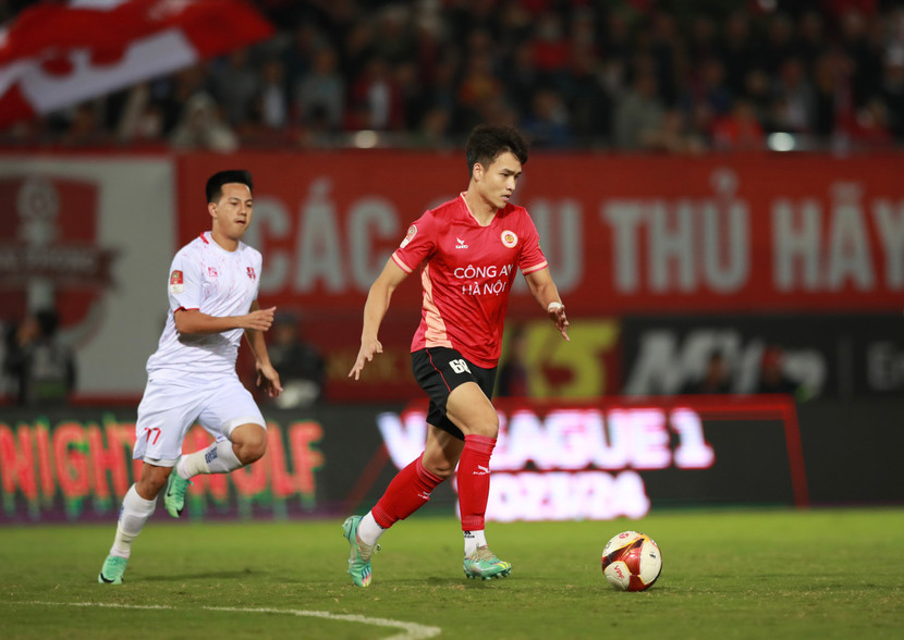 Công an Hà Nội (áo đỏ) thua đáng tiếc ở Lạch Tray