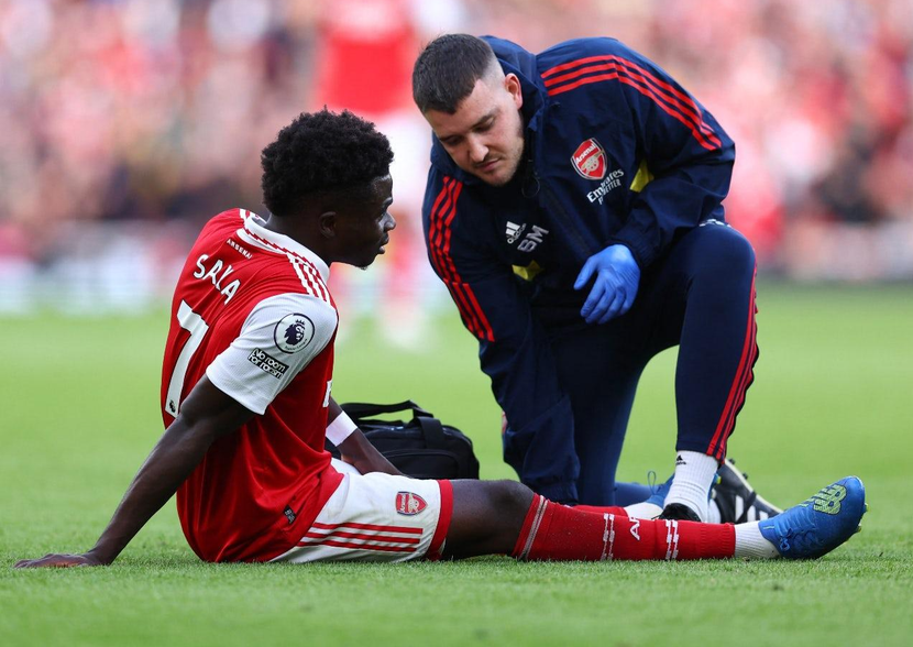 Saka chấn thương mắt cá ở trận thắng Nottingham 5-0 Saka chấn thương mắt cá ở trận thắng Nottingham 5-0