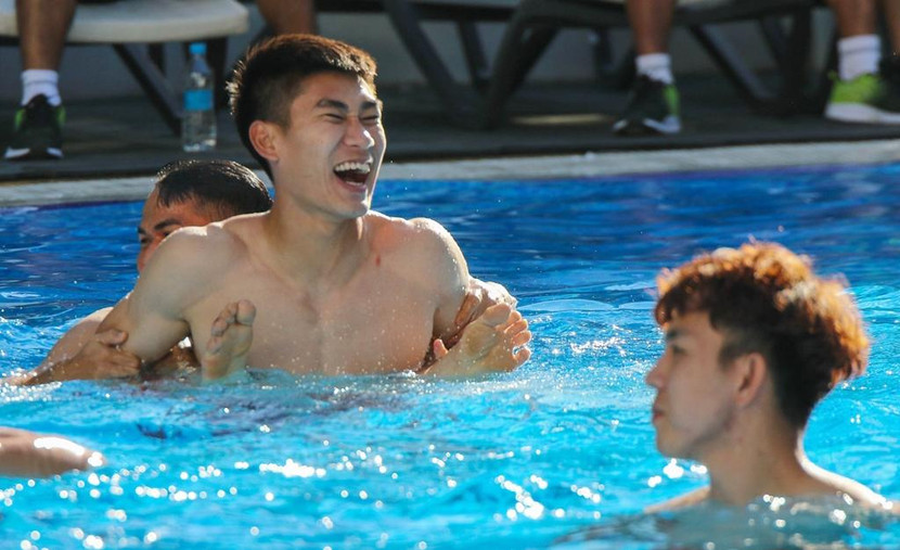 U23 Việt Nam thư giãn ở bể bơi trước trận gặp U23 Malaysia (Ảnh: VFF)