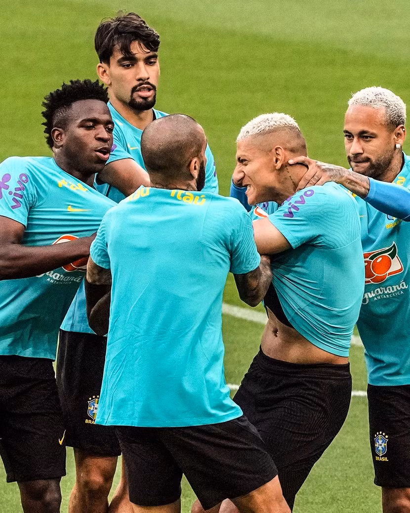 Richarlison mất bình tĩnh trước đàn em Vinicius