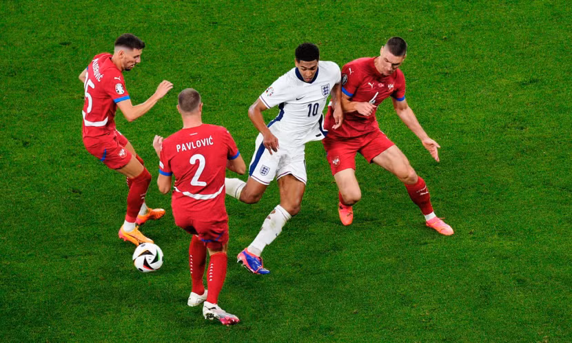 Bellingham bị các hậu vệ Serbia chăm sóc kỹ