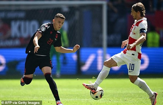 Modric (phải) và Croatia chơi dưới sức trước Albania