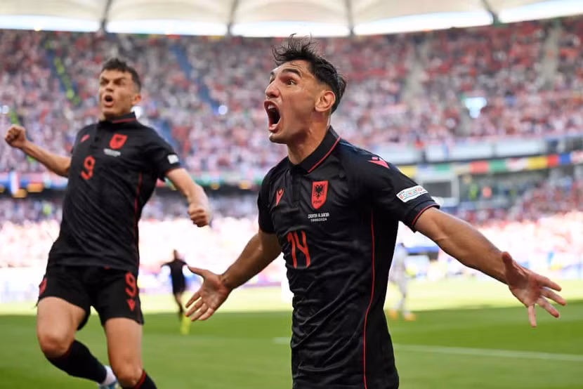 Qazim Laci mở tỉ số cho đội bóng áo đen Qazim Laci mở tỉ số cho đội bóng áo đen