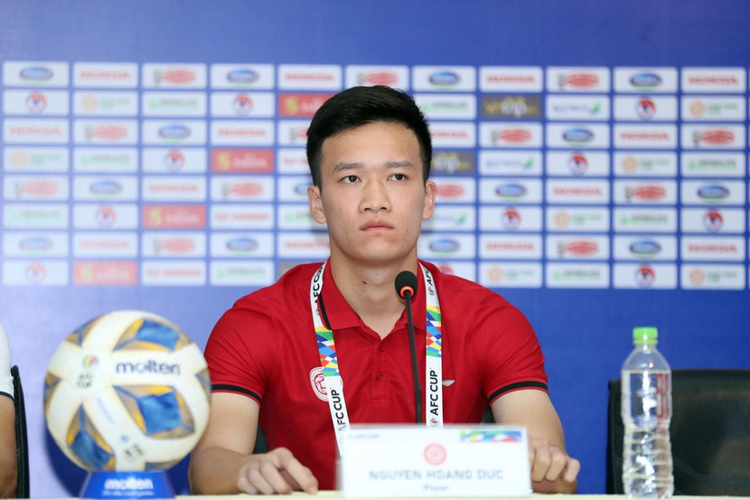 Tiền vệ Nguyễn Hoàng Đức trước trận gặp Hougang Tiền vệ Nguyễn Hoàng Đức trước trận gặp Hougang