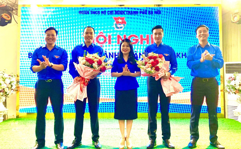 Bí thư Thành đoàn Hà Nội Chu Hồng Minh tặng hoa chúc mừng 2 tân Phó Bí thư Thành đoàn