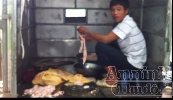Cơ sở bẩn thỉu, nhân viên núp trong thùng xe tải để thái mỡ ảnh 8